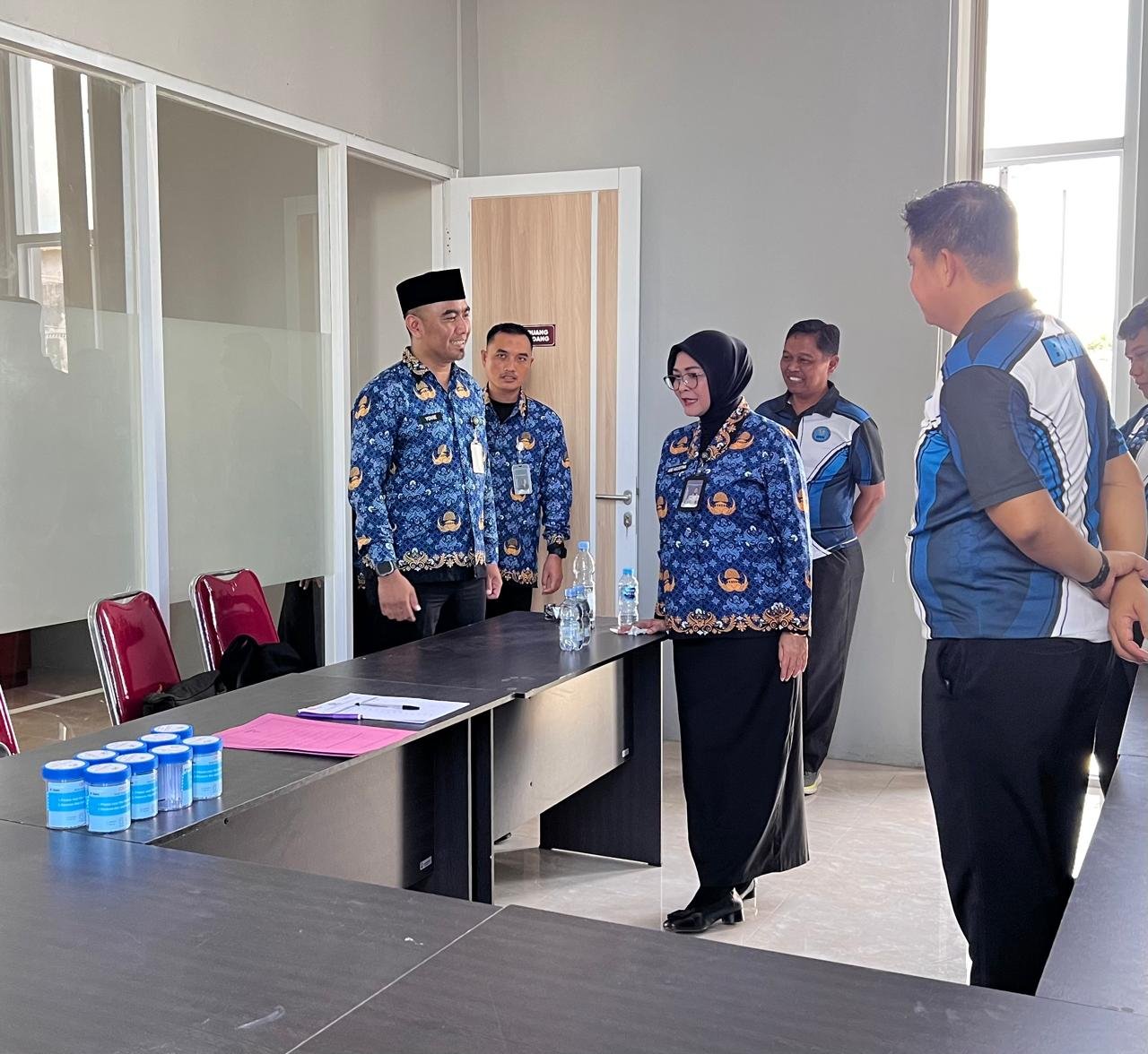 DISAKSIKAN LANGSUNG KAKANWIL DITJENPAS BABEL, TES URINE ASN BAPAS TANJUNGPANDAN TEGASKAN INTEGRITAS DAN KOMITMEN BERSIH NARKOBA